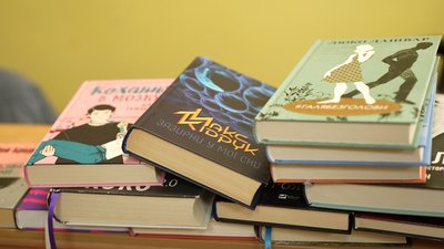 Книги українських та іноземних авторів приносять відвідувачі бібліотеки для участі у книгообміні, червень 2026 року, Хмельниччина Книги українських та іноземних авторів приносять відвідувачі бібліотеки для участі у книгообміні, червень 2026 року, Хмельниччина