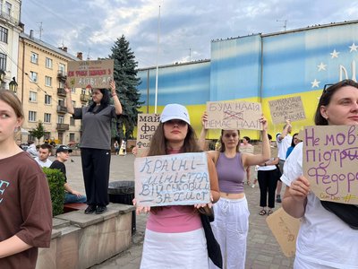 У Чернівцях люди четвертий день поспіль вийшли на акцію проти відставки ексміністра оборони Михайла Федорова У Чернівцях люди четвертий день поспіль вийшли на акцію проти відставки ексміністра оборони Михайла Федорова