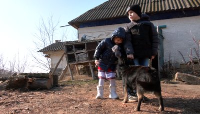 "Сказала слухати бабусю": на Черкащині багатодітна родина чекає матір з війни "Сказала слухати бабусю": на Черкащині багатодітна родина чекає матір з війни