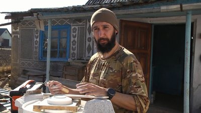 Богдана Плахіна навчається гончарства Богдана Плахіна навчається гончарства
