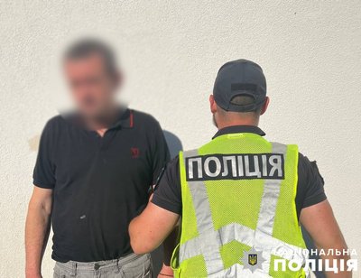 У Києві на Троєщині чоловік підірвав гранату: вибух пошкодив 11 авто У Києві на Троєщині чоловік підірвав гранату: вибух пошкодив 11 авто