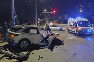 Автотроща у Житомирі: травми отримали шестеро людей, серед яких троє дітей Автотроща у Житомирі: травми отримали шестеро людей, серед яких троє дітей