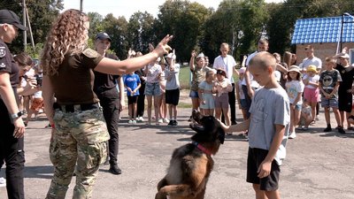 На Вінниччині рятувальники та поліцейські розповіли про свою роботу дітям На Вінниччині рятувальники та поліцейські розповіли про свою роботу дітям