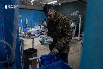 Військовий у приміщенні стабілізаційного пункту Першого окремого медичного батальйону на Донеччині Військовий у приміщенні стабілізаційного пункту Першого окремого медичного батальйону на Донеччині