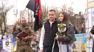 Андрій Меджибіжський із дружиною на Майдані Незалежності Андрій Меджибіжський із дружиною на Майдані Незалежності