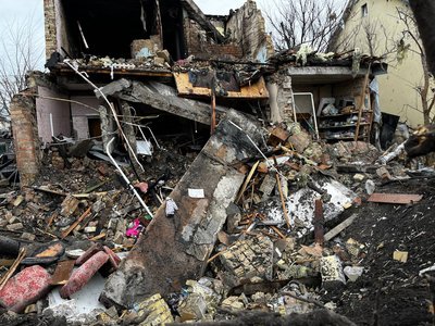 Вулиця усіяна уламками, людям дахи позносило. У Києві уламки ракети влучили в приватні будинки Вулиця усіяна уламками, людям дахи позносило. У Києві уламки ракети влучили в приватні будинки