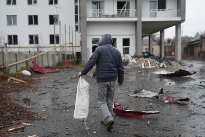Чоловік на місці російського удару в Харкові Чоловік на місці російського удару в Харкові