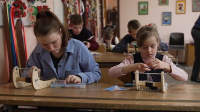 Мріє про відкриття власної справи: школяр з Вінниччини виготовляє прикраси з бісеру Мріє про відкриття власної справи: школяр з Вінниччини виготовляє прикраси з бісеру