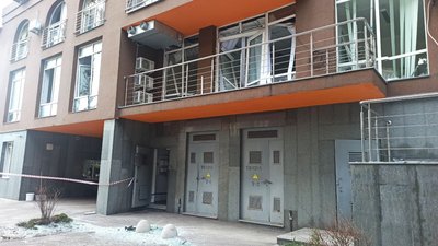 "Головне, що всі живі": кияни прибирають пошкоджені "Шахедом" квартири