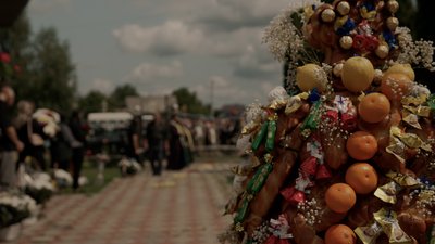Роблять на похорон, щоби віддати шану: як у селах Буковини зберігають традицію поминального деревця | "Жива спадщина" Роблять на похорон, щоби віддати шану: як у селах Буковини зберігають традицію поминального деревця | "Жива спадщина"