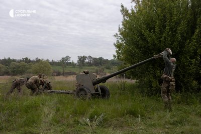 військові розгортають гармату в бойовий порядок артилерійський розрахунок УДА під Вовчанськом військові розгортають гармату в бойовий порядок артилерійський розрахунок УДА під Вовчанськом