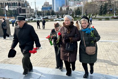 Поклали квіти на площі 10 квітня: в Одесі відзначили 81-шу річницю звільнення від окупації Поклали квіти на площі 10 квітня: в Одесі відзначили 81-шу річницю звільнення від окупації