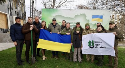 Учасники висадки символічного мільярдного дерева в Ізюмі за програмою "Зелена країна" Учасники висадки символічного мільярдного дерева в Ізюмі за програмою "Зелена країна"