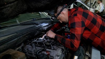Відремонтовані автівки та наземний роботизований комплекс: вінницькі волонтери передають допомогу на фронт Відремонтовані автівки та наземний роботизований комплекс: вінницькі волонтери передають допомогу на фронт