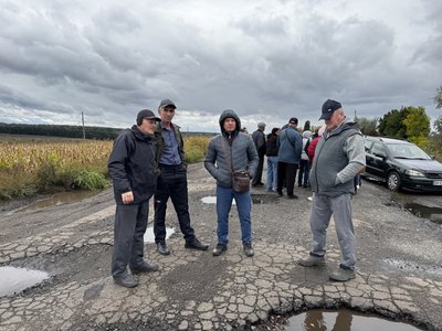 «Поки доїде "швидка" — можна ласти склеїти»: на Охтирщині жителі скаржаться на аварійний стан дороги «Поки доїде "швидка" — можна ласти склеїти»: на Охтирщині жителі скаржаться на аварійний стан дороги