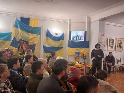 В пам'ять про рідних: у місті на Черкащині прикрасили ялинку на честь загиблих захисників В пам'ять про рідних: у місті на Черкащині прикрасили ялинку на честь загиблих захисників