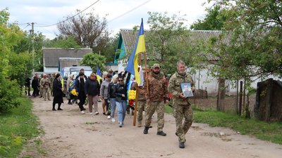 На Чернігівщині попрощалися з двома захисниками: Андрієм Юрченком та Сергієм Сушеницею На Чернігівщині попрощалися з двома захисниками: Андрієм Юрченком та Сергієм Сушеницею