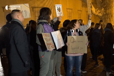"Українському місту українську владу": одесити вийшли на акцію проти мера Труханова, якому припинили громадянство "Українському місту українську владу": одесити вийшли на акцію проти мера Труханова, якому припинили громадянство