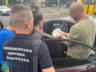 Затримали при отриманні 2700 доларів: працівника КП "Узбережжя Одеси" підозрюють в хабарництві Затримали при отриманні 2700 доларів: працівника КП "Узбережжя Одеси" підозрюють в хабарництві