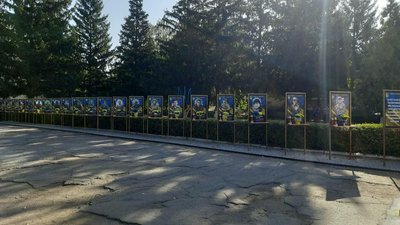 Встановили 44 портрети загиблих бійців. У центрі Устинівки на Кіровоградщині створили Алею пам'яті Встановили 44 портрети загиблих бійців. У центрі Устинівки на Кіровоградщині створили Алею пам'яті