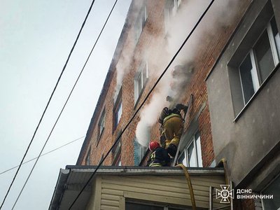 Двох дітей передали медикам: у Вінниці сталася пожежа у п’ятиповерхівці Двох дітей передали медикам: у Вінниці сталася пожежа у п’ятиповерхівці
