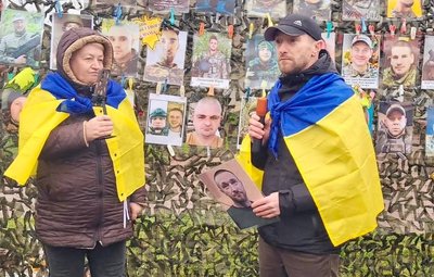 Під час зустрічі Павло Демчук власноруч зняв свою світлину зі "Стіни Надії" Під час зустрічі Павло Демчук власноруч зняв свою світлину зі "Стіни Надії"