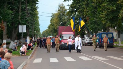 На Чернігівщині попрощалися з загиблими захисниками Владиславом Пушенком та Олександром Байбарацьким На Чернігівщині попрощалися з загиблими захисниками Владиславом Пушенком та Олександром Байбарацьким