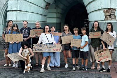 У Мукачеві вийшли на мітинг проти закону, що обмежує незалежність НАБУ і САП У Мукачеві вийшли на мітинг проти закону, що обмежує незалежність НАБУ і САП