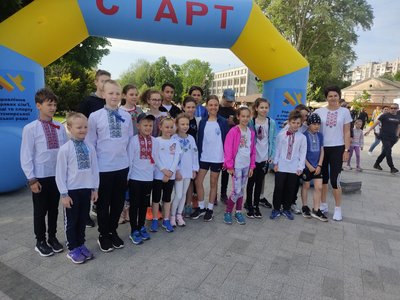 До Дня вишиванки у Житомирі городяни бігли патріотичний крос у вишиванках До Дня вишиванки у Житомирі городяни бігли патріотичний крос у вишиванках