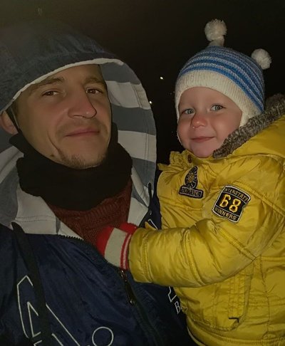 маленький михайло морозов з батьком сергієм маленький михайло морозов з батьком сергієм