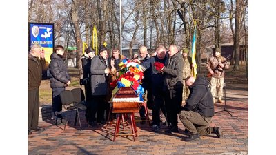 На Чернігівщині попрощалися з головним сержантом ЗСУ Сергієм Ященком, якого рік вважали зниклим безвісти На Чернігівщині попрощалися з головним сержантом ЗСУ Сергієм Ященком, якого рік вважали зниклим безвісти