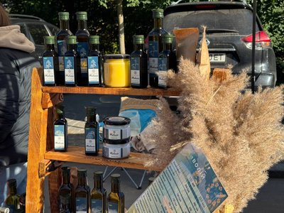 На ярмарку продають різні олії На ярмарку продають різні олії
