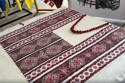 Оздоблення торта, який зробили до Дня вишиванки на Буковині у формі сорочки Оздоблення торта, який зробили до Дня вишиванки на Буковині у формі сорочки