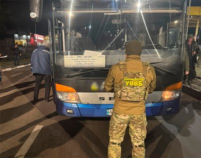 Автобусами в Польщу за 20 тисяч доларів: подружжю з Луцька оголосили підозру в переправленні військовозобов'язаних Автобусами в Польщу за 20 тисяч доларів: подружжю з Луцька оголосили підозру в переправленні військовозобов'язаних