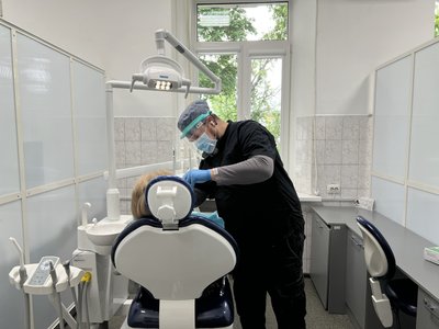У Полтаві роблять безоплатне протезування зубів для пенсіонерів та ВПО: як скористатися послугою