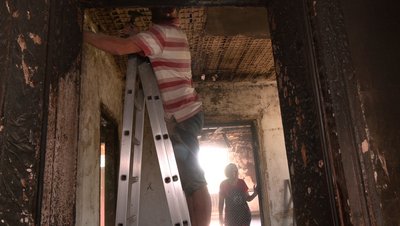 "Все, що привезла — згоріло": на Черкащині жителі села зібралися на толоку, щоб відновити будинок переселенки "Все, що привезла — згоріло": на Черкащині жителі села зібралися на толоку, щоб відновити будинок переселенки
