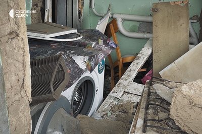 Вижили після влучання уламків "шахеда" в їхній будинок: родина з Одещини залишилась без даху над головою Вижили після влучання уламків "шахеда" в їхній будинок: родина з Одещини залишилась без даху над головою