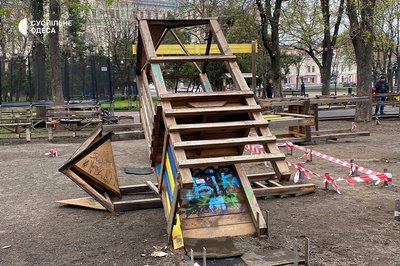 Демонтували дитячий майданчик на Соборній площі в Одесі Демонтували дитячий майданчик на Соборній площі в Одесі