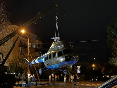 У центрі Полтави встановлюють вертоліт замість пам’ятника Петру І У центрі Полтави встановлюють вертоліт замість пам’ятника Петру І