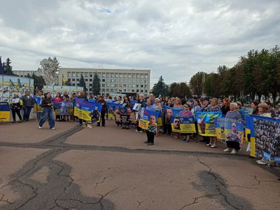 Акція на підтримку полонених і безвісти зниклих відбувається у Хмельницькому Акція на підтримку полонених і безвісти зниклих відбувається у Хмельницькому