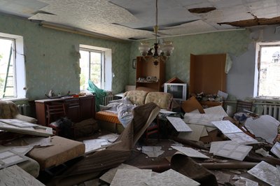 "Усе свистіло, на дах прилетів велосипед". Жителі Зеленівки поблизу Херсона про наслідки російського авіаудару "Усе свистіло, на дах прилетів велосипед". Жителі Зеленівки поблизу Херсона про наслідки російського авіаудару