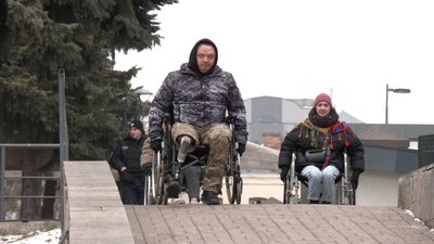 "Такий маленький, а не піддався": як на кріслах колісних перевіряли доступність пандусів в центрі Рівного