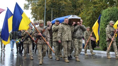 На Чернігівщині попрощалися з п'ятьма захисниками України, які загинули на фронті На Чернігівщині попрощалися з п'ятьма захисниками України, які загинули на фронті
