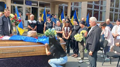 Провели на колінах: на Черкащині попрощалися з військовослужбовцем Провели на колінах: на Черкащині попрощалися з військовослужбовцем