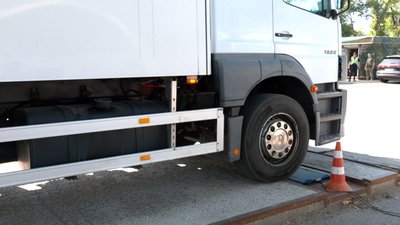 Вантажівки на стопі: на Черкащині через спеку обмежують рух великовагового транспорту Вантажівки на стопі: на Черкащині через спеку обмежують рух великовагового транспорту