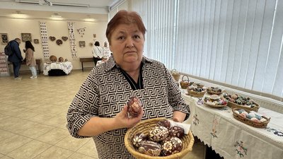 Гроші з продажу для ЗСУ: в Ужгороді проводять благодійну виставку-ярмарок "Світ писанки" Гроші з продажу для ЗСУ: в Ужгороді проводять благодійну виставку-ярмарок "Світ писанки"