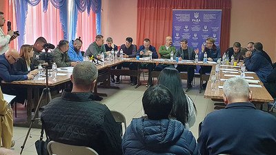 Парламентська комісія перевіряє витрати на житло для переселенців у одному із сіл Кіровоградщини Парламентська комісія перевіряє витрати на житло для переселенців у одному із сіл Кіровоградщини