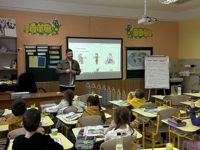 Відео набирають сотні тисяч переглядів: вчителює у школі і веде Відео набирають сотні тисяч переглядів: вчителює у школі і веде