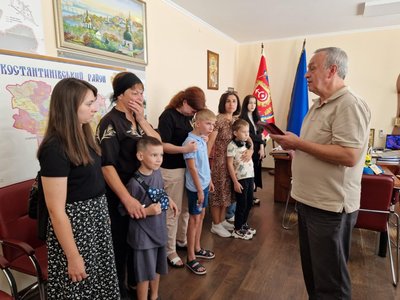 Родинам двох військових зі Старокостянтинівської громади вручили державні нагороди Родинам двох військових зі Старокостянтинівської громади вручили державні нагороди