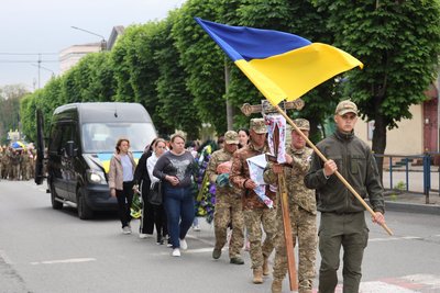 В Умані на Черкащині провели в останню путь загиблого на Курщині солдата В Умані на Черкащині провели в останню путь загиблого на Курщині солдата